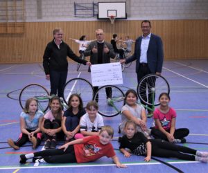 Über den Scheck freuten sich (hinten – v.l.n.r.) RMSV Vorsitzende Petra Wiedenmaier, Aachs Bürgermeister Manfred Ossola und Schecküberbringer Netze-BW Kommunalberater Stephan Einsiedler und natürlich im Vordergrund die jüngsten Kunstradsportler des RMSV Aach